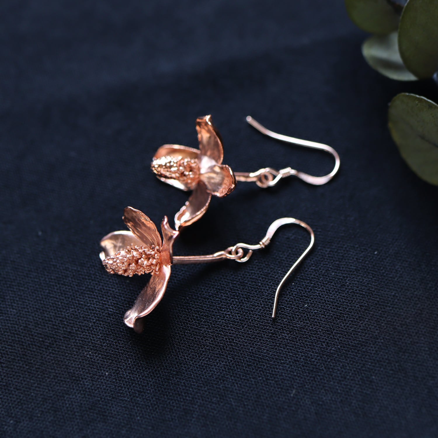 ドクダミの花を銅化したピアス | witch/花石:鉱物植物アクセサリー