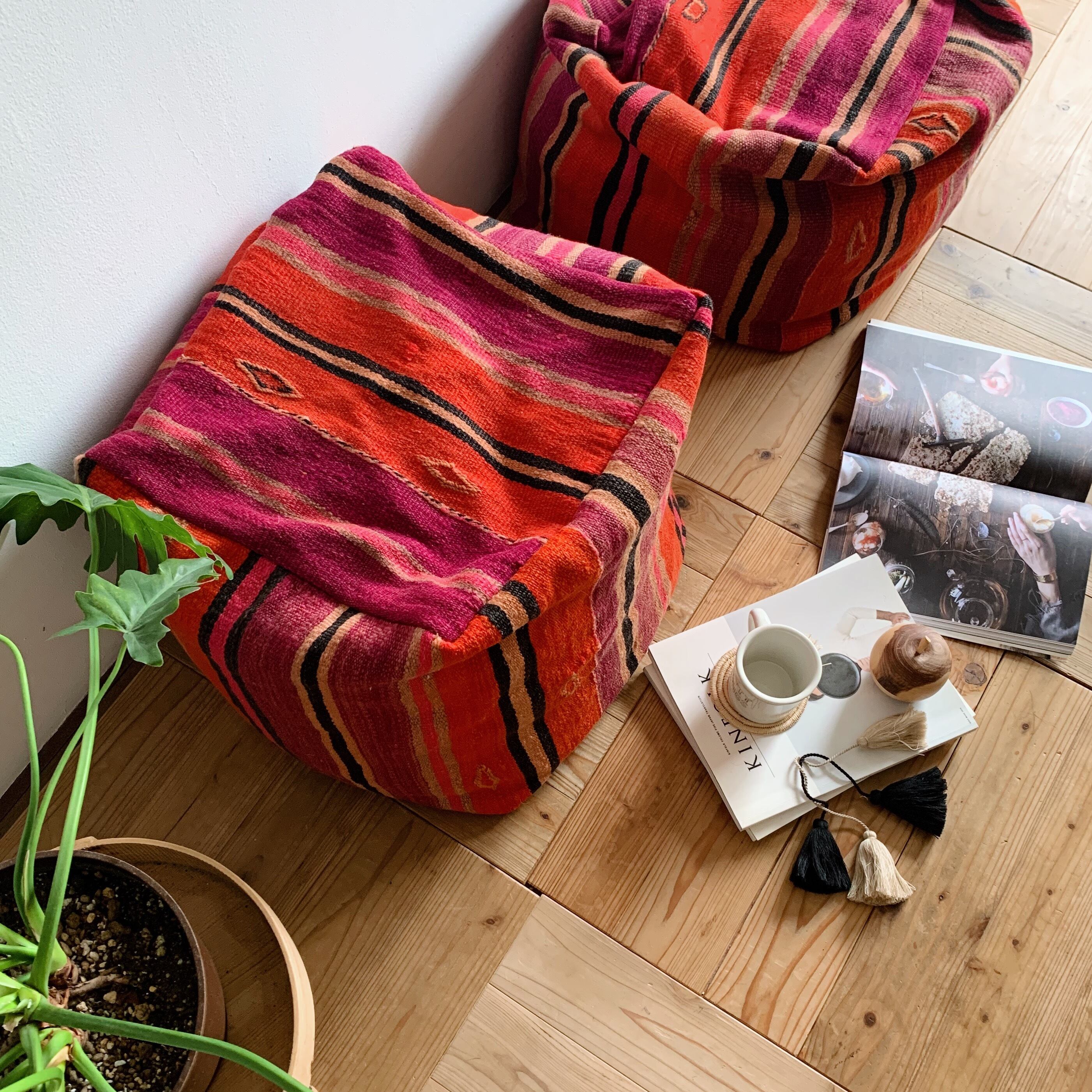 オールドキリムをリメイクしたキューブ型プフ［底面違い①