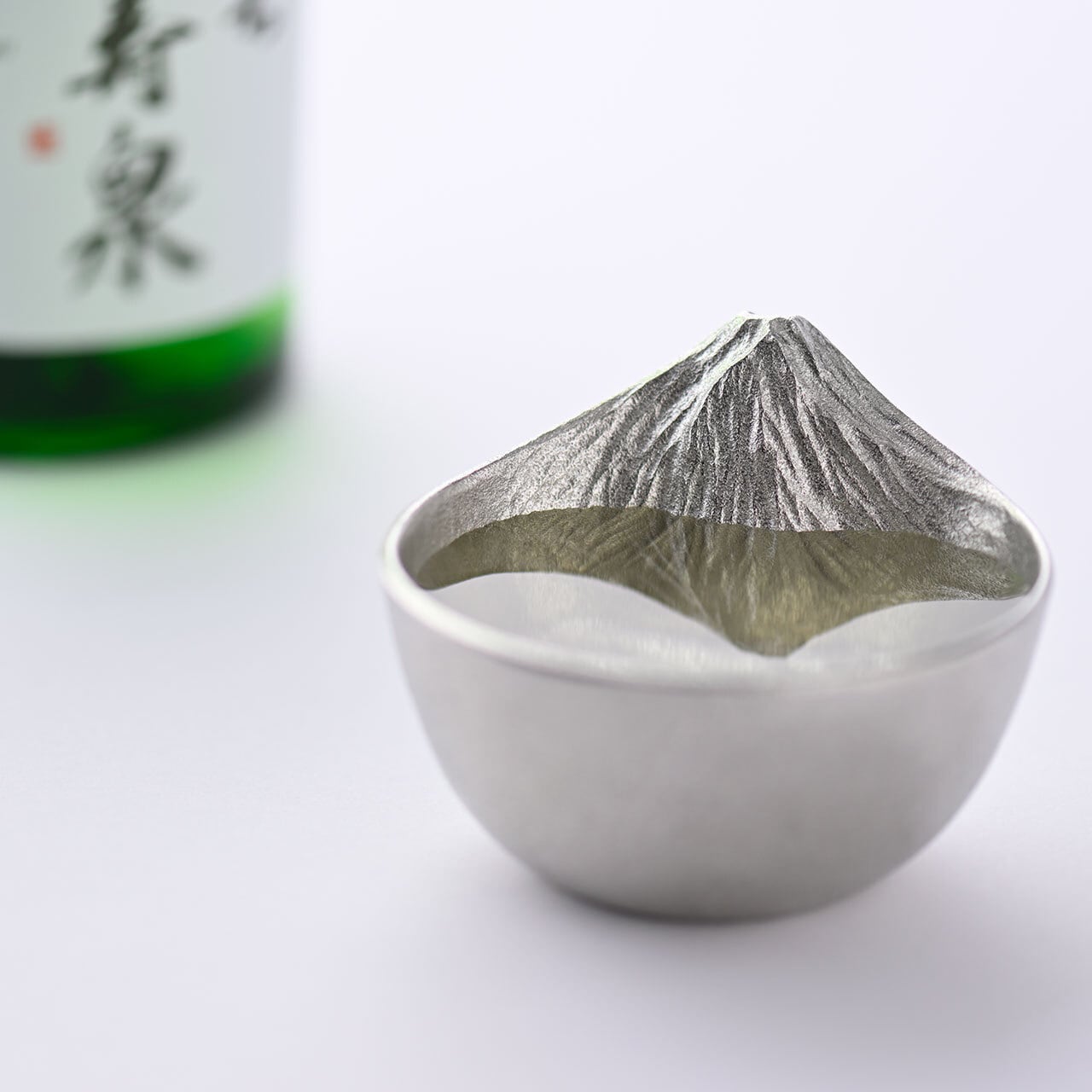 富士山をモチーフにした錫の酒器》さかさ富士（ぐい吞み）｜銀雅堂