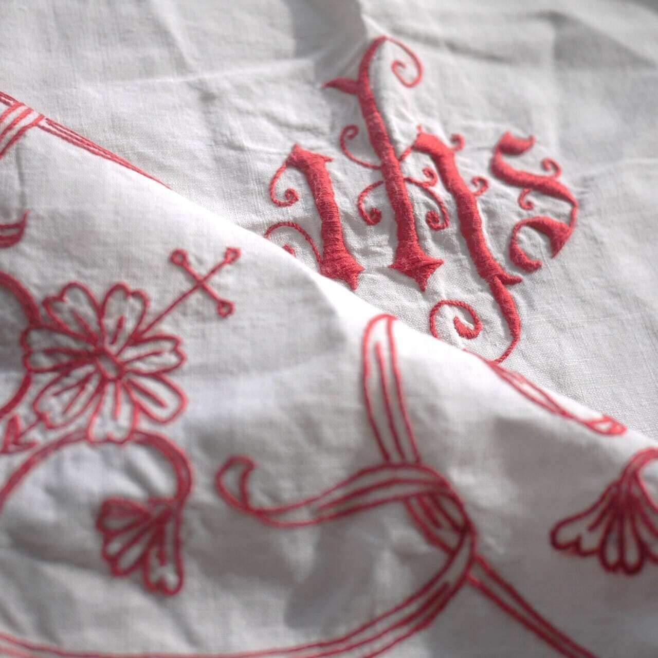 教会堂の卓布 レッドワーク刺繍 IHSと花 ドイツ