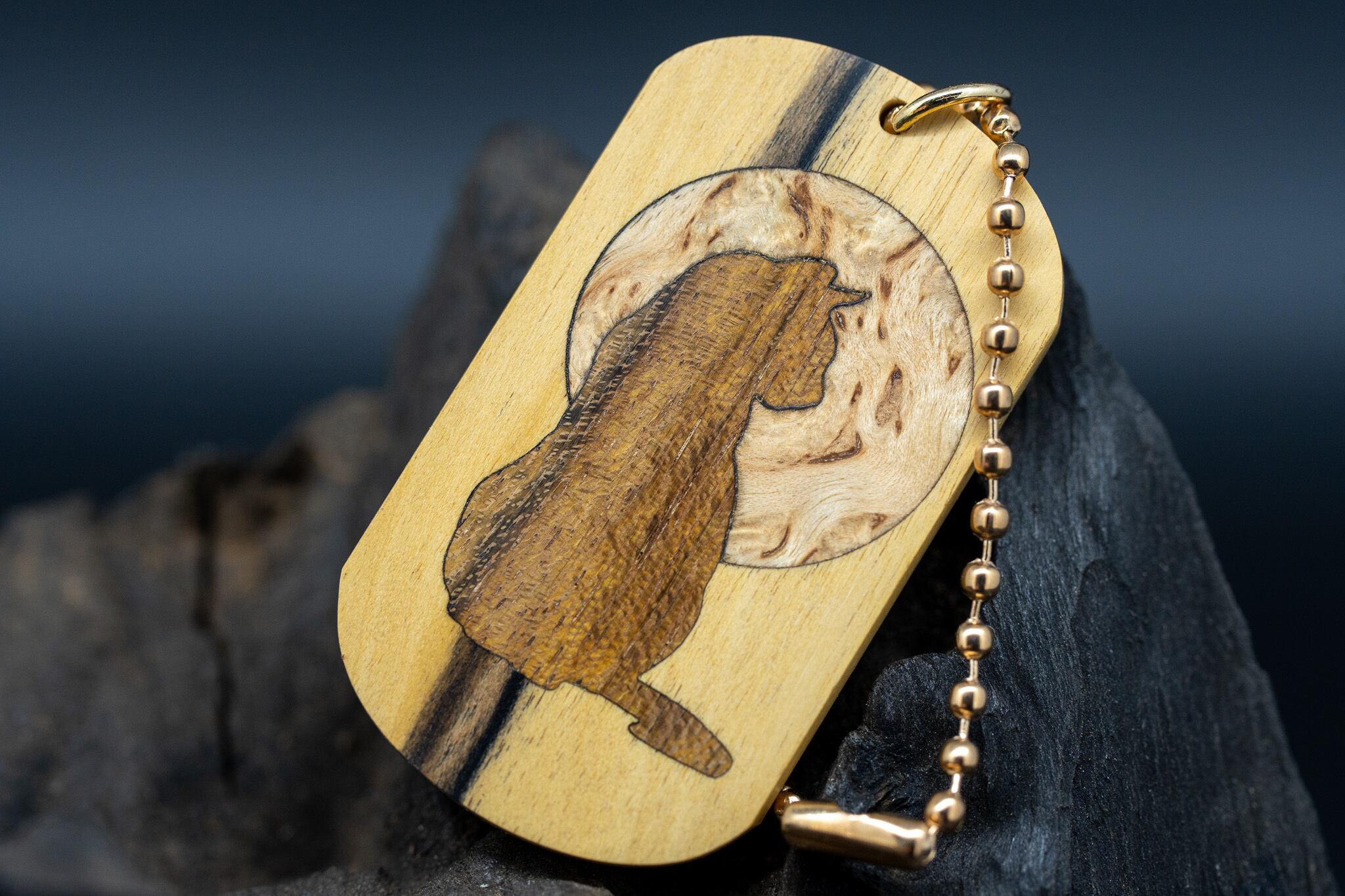 【魅惑の黒い紋様】 黒柿 ドッグタグ 象嵌 横を向く上品な猫