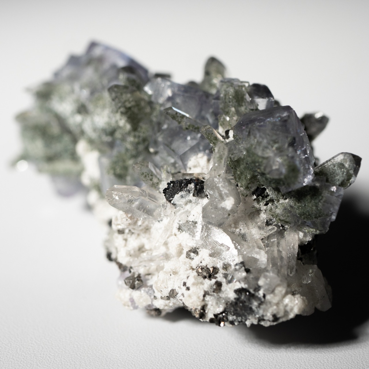 ヤオガンシャン産 フローライト 共生 / 原石 標本【B_5】