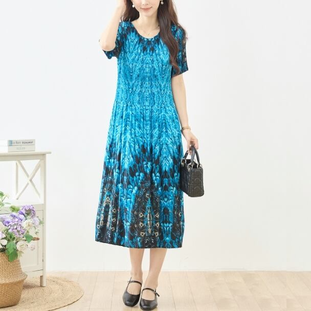 プリーツワンピース ピーコック 幾何学柄 N82-627 ブルー TRUBE ミセス M L fmsd ゆったり 体型カバー 大人カジュアル きれいめ 半袖 上品 ミセス 春夏