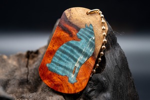 【朱色の銘木】 本花梨紅白 ドッグタグ象嵌 優雅に座る猫