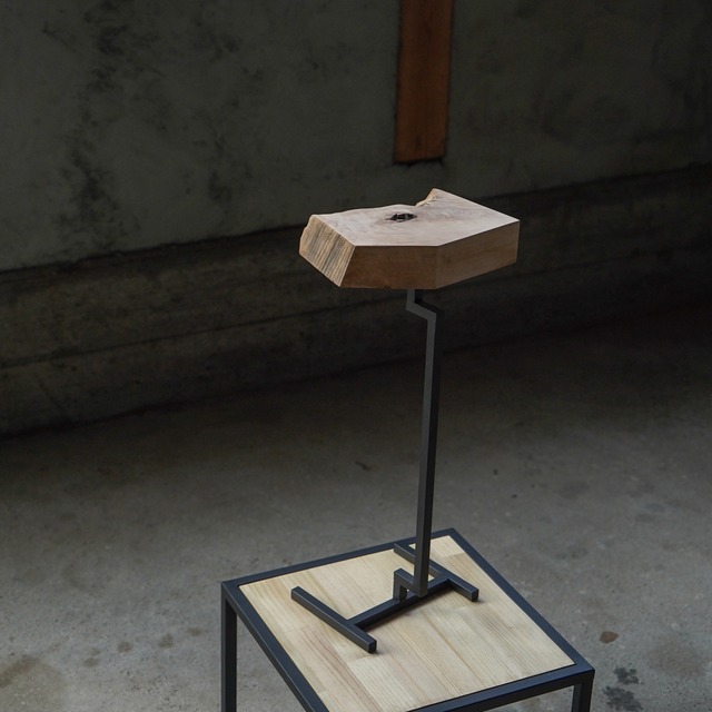 一枚板のミニサイドテーブル No.8 樹種：トチ