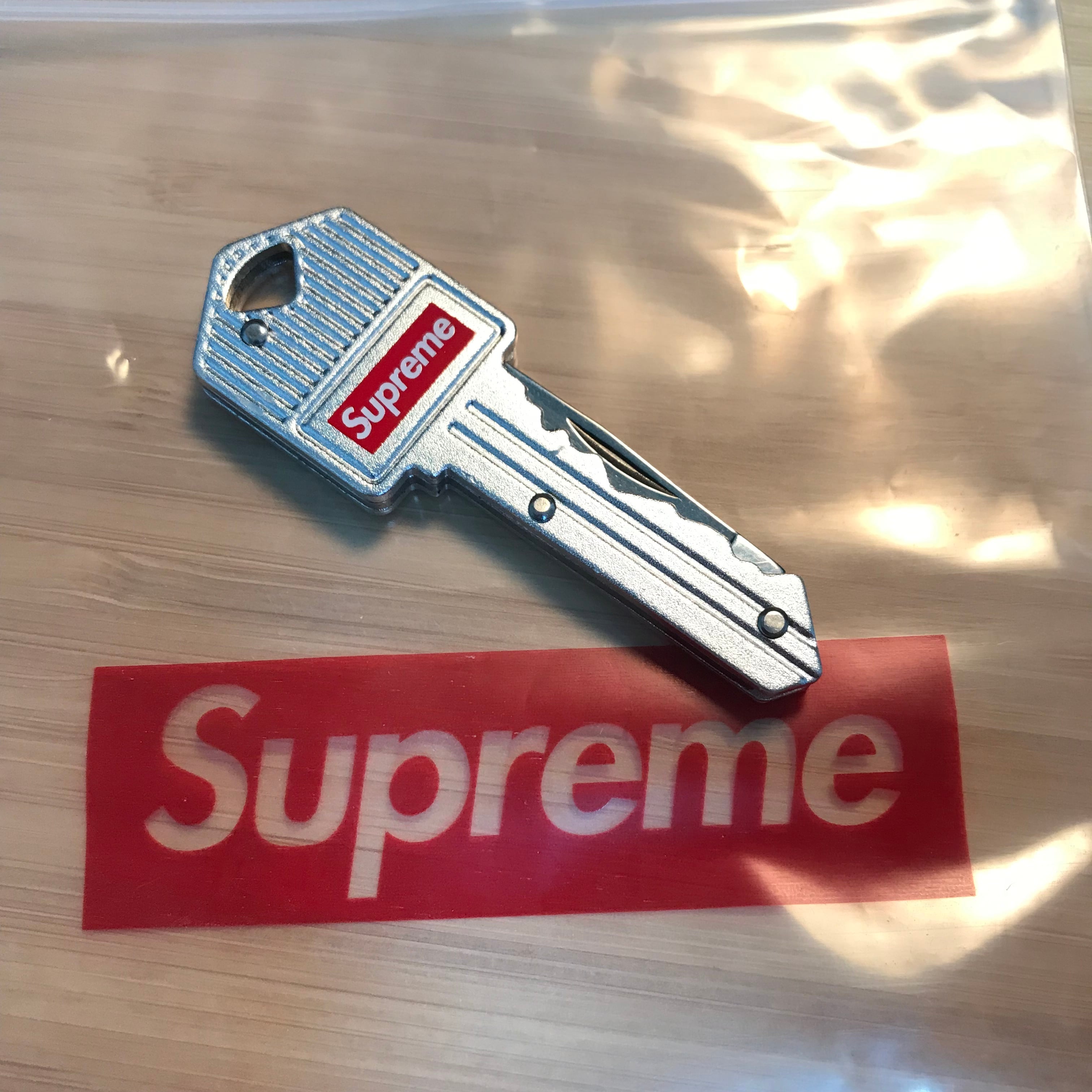 supreme キーホルダー