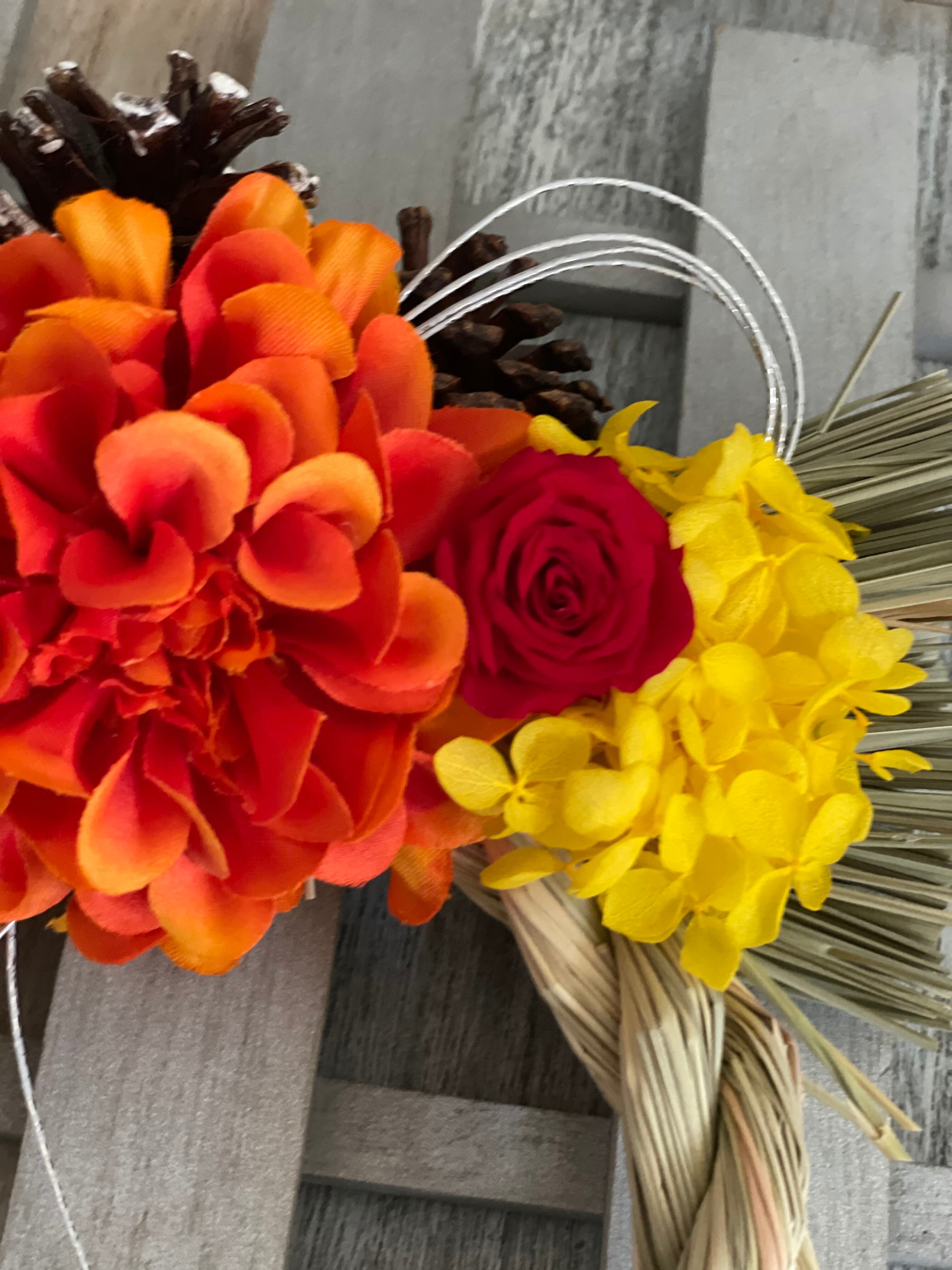 ☸オレンジダリアとバラの正月飾り しめ縄リース 花飾り☆謹賀新年