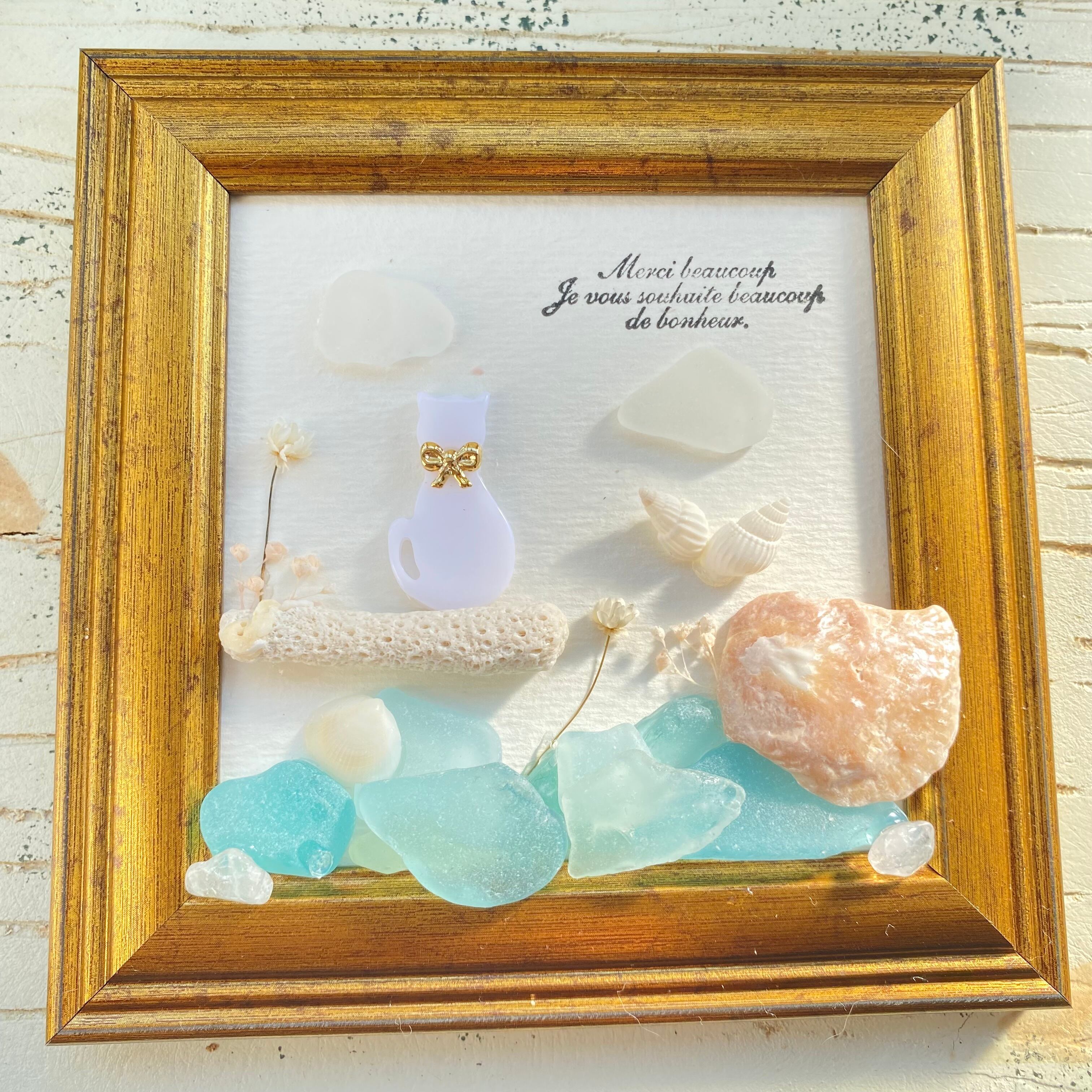 "海を眺めて癒される白猫"