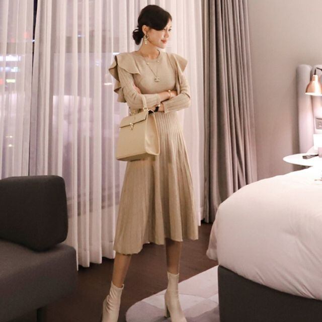 【予約販売】ニットワンピース レディース フリルショルダー バックリボン プリーツ 細見え ブラック ベージュ お呼ばれ きれいめ 秋冬 ワンピ 大人可愛い エレガント おしゃれ こなれ感 韓国 S/M/L/XL