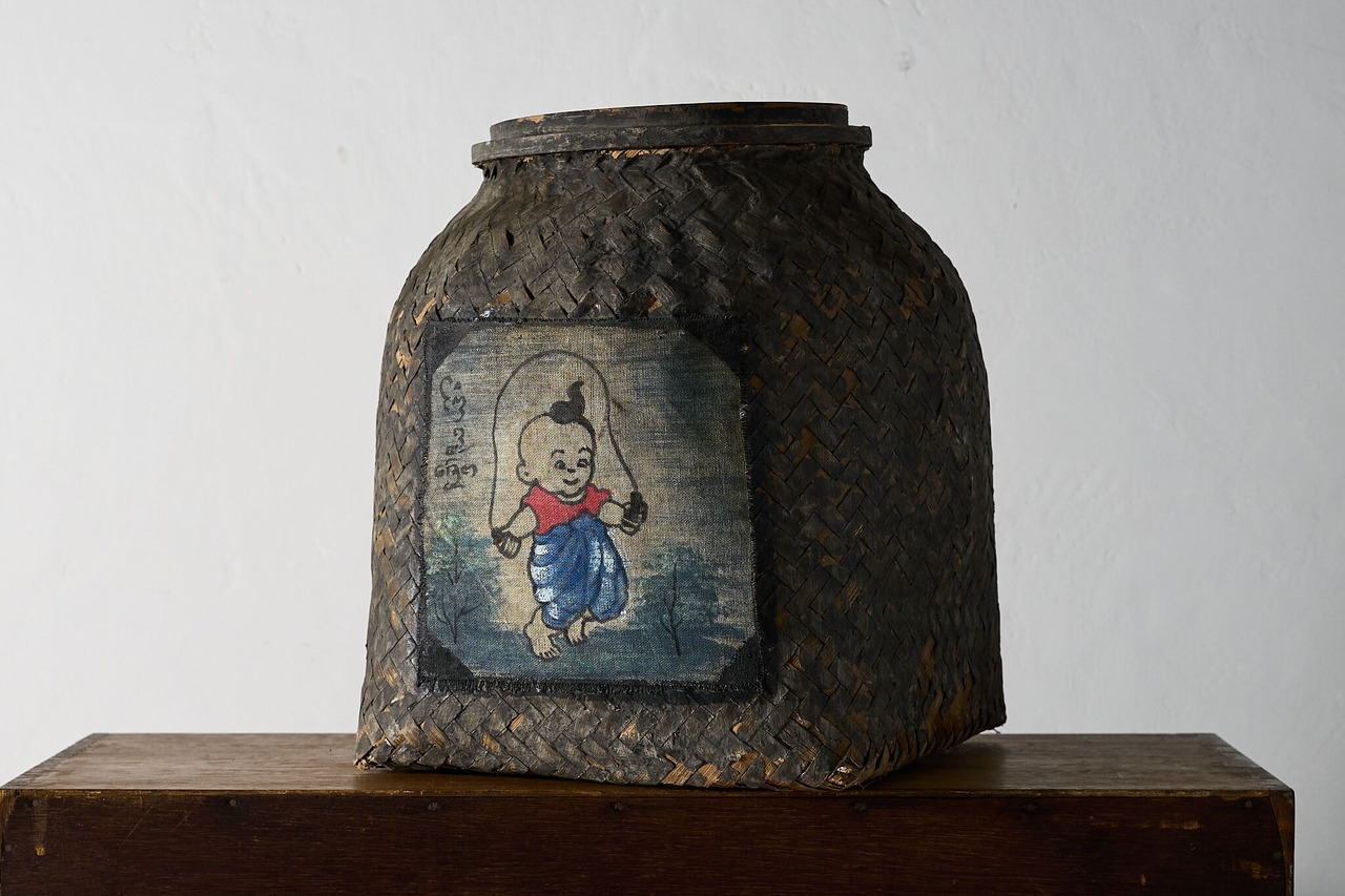 童子絵の大ぶり竹編み壺