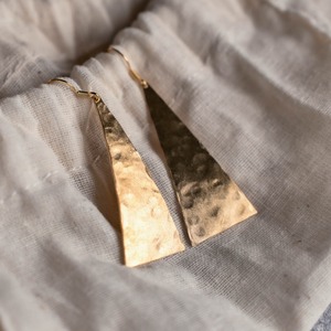 揺れるピアス/イヤリング｜トライアングル〈無垢真鍮〉