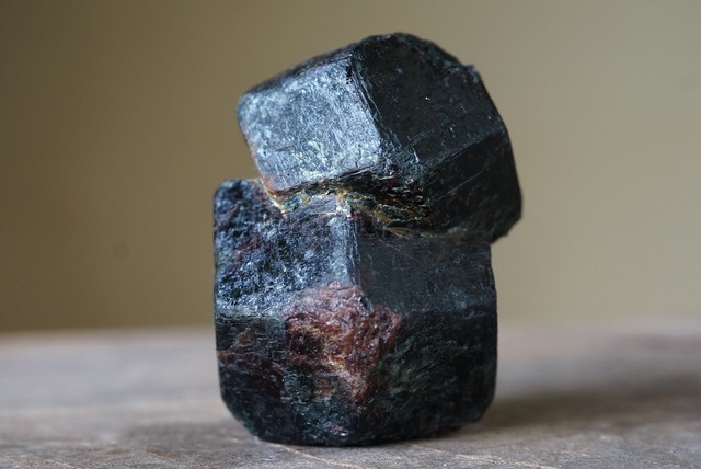 アルマンディン・ガーネット① Almandine Garnet Twin 198g