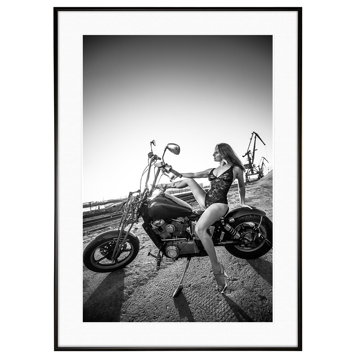 人物写真 バイクに乗る女性 インテリアアート モノクロポスター額装 AS3686