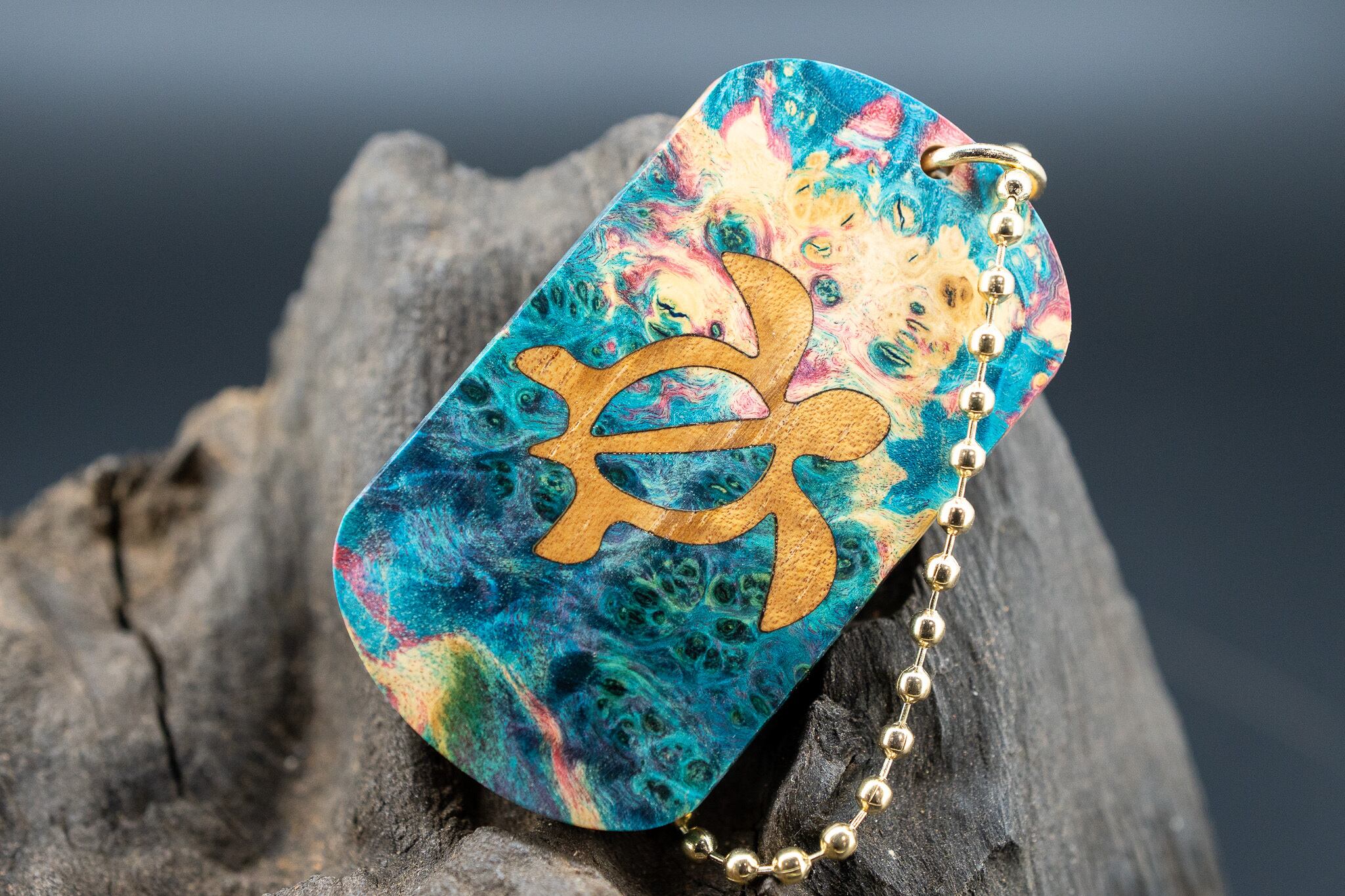 【カナダの象徴】ハードメープル 瘤杢 スタビライズウッド ドッグタグ 象嵌 浅瀬で泳ぐウミガメ