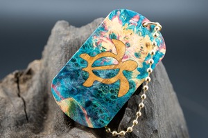 【カナダの象徴】ハードメープル 瘤杢 スタビライズウッド ドッグタグ 象嵌 浅瀬で泳ぐウミガメ