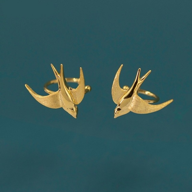 ツバメ イヤーカフ Flying Swallow【2color】