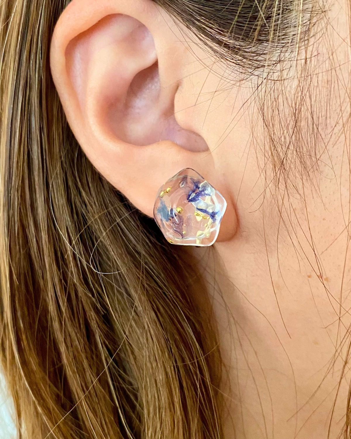 クリアレジン×濃紺のお花と金箔のオーガニックフォルムピアス