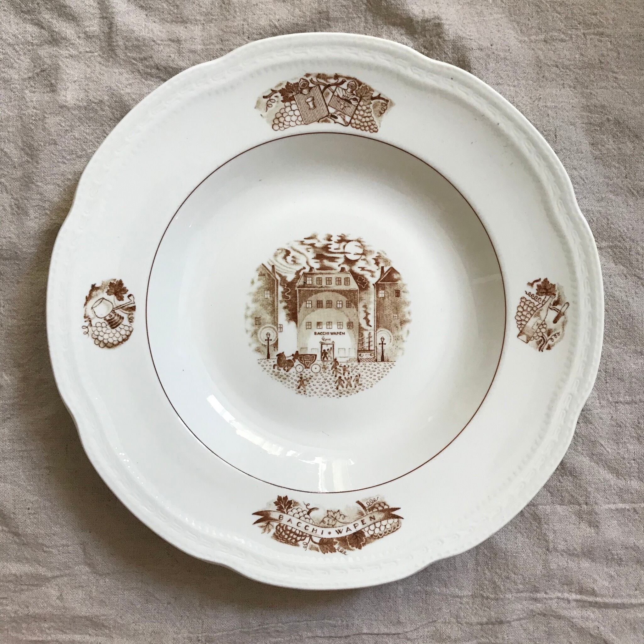 ワイン屋さん模様の深皿