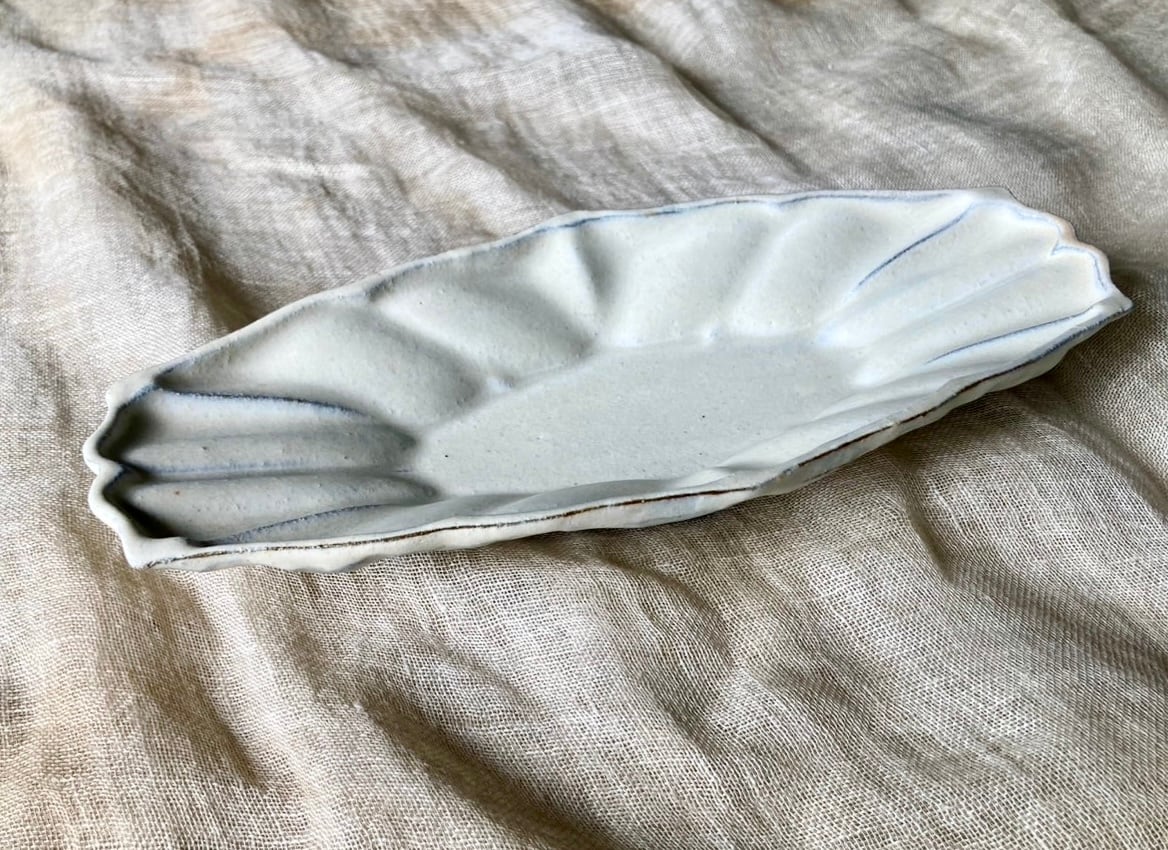 antique shiromoegi 花筏(はないかだ)プレート