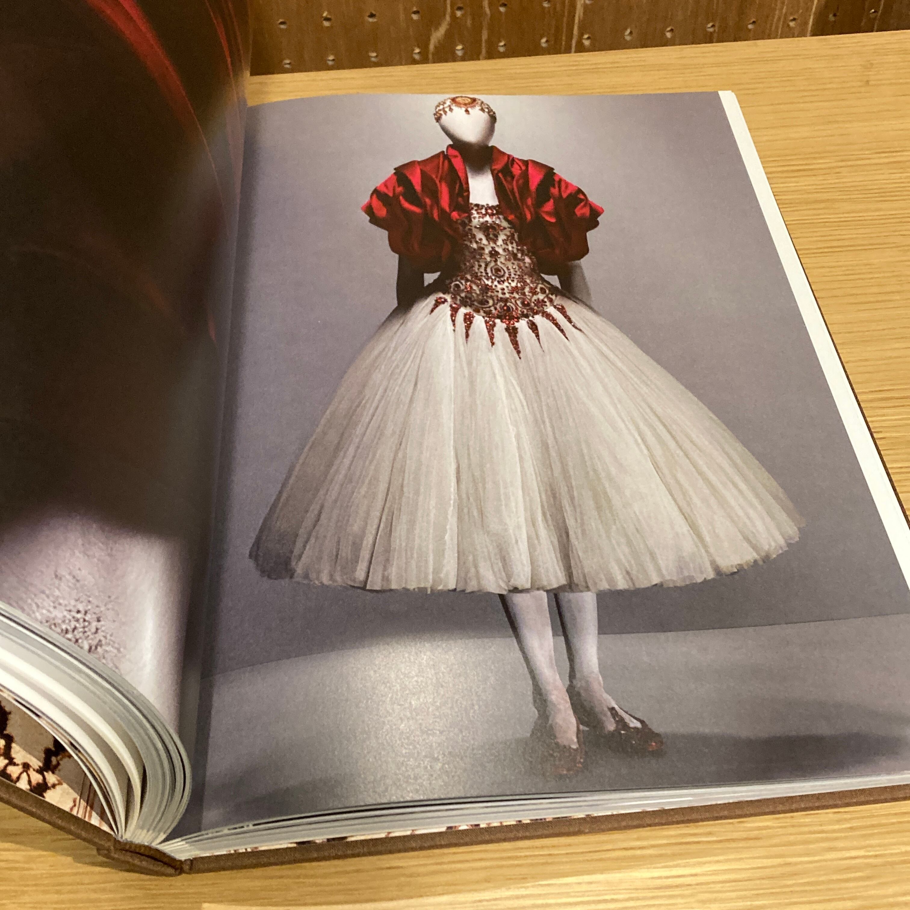 Alexander Mcqueen: Savage Beauty / Andrew Bolton | 百年