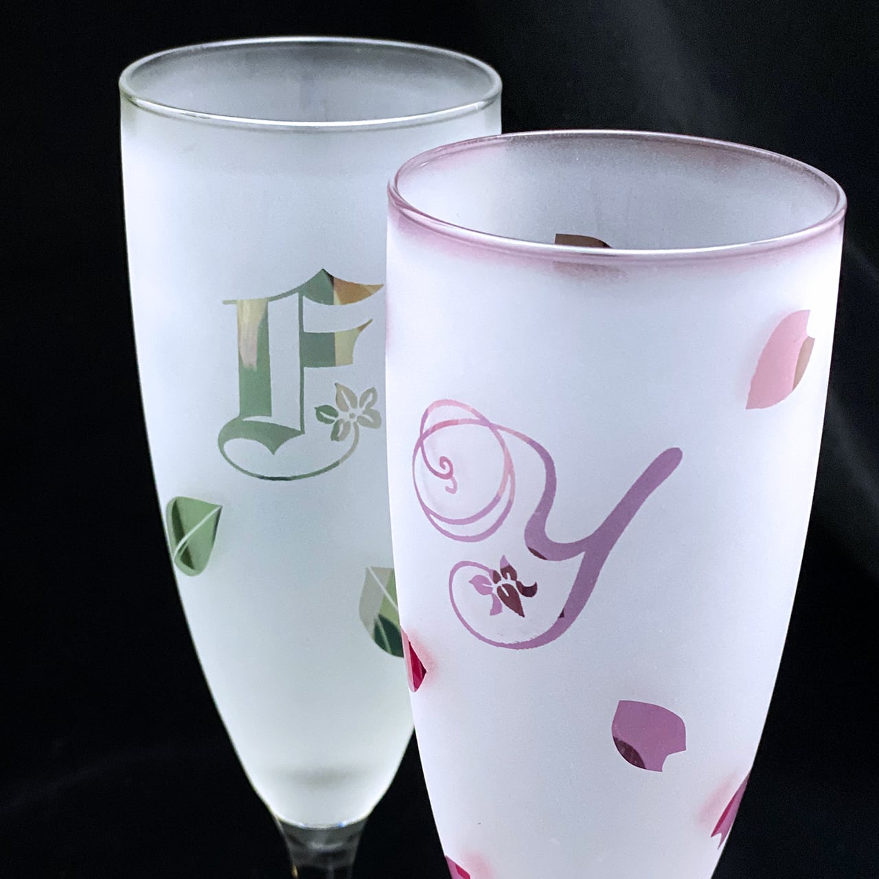 カラーシャンパングラス(イニシャル彫刻) | ガラスアート Everre