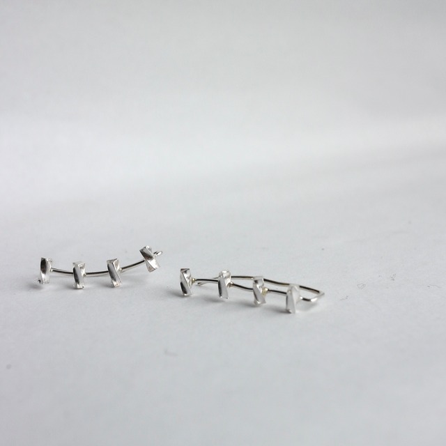 twist motif ear cuff
