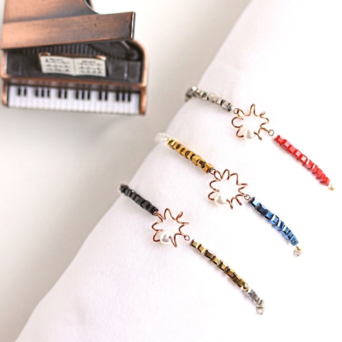 アンティークなふるふるピアノ弦とパール、キューブクリスタルビーズのブレスレット " ソナタ " P-009   Piano strings with pearl and cubebeads bracelet " Sonata