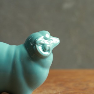 グリーンが美しい、幸せな親子の羊