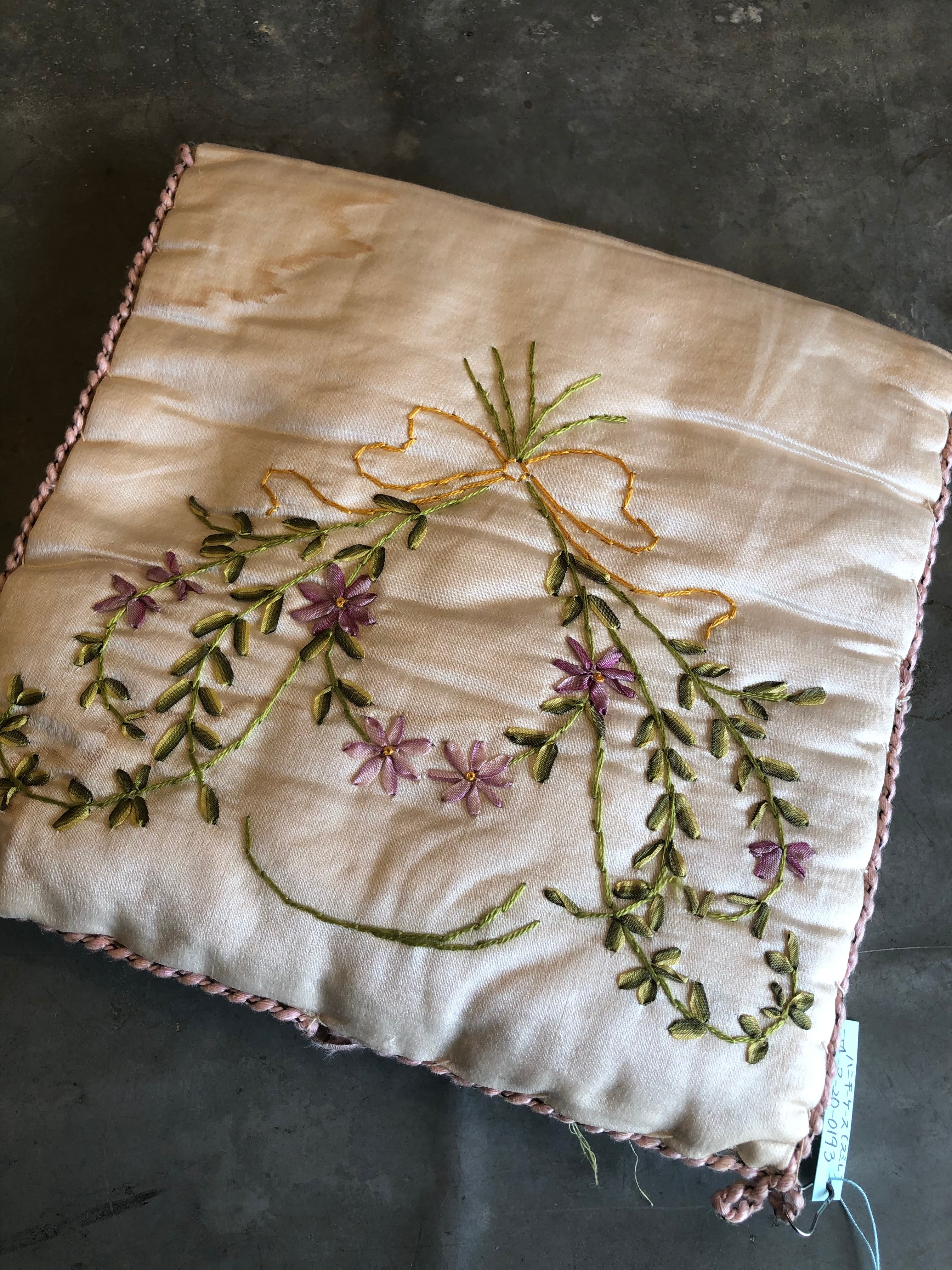 スミレの刺繍のハンキーケース