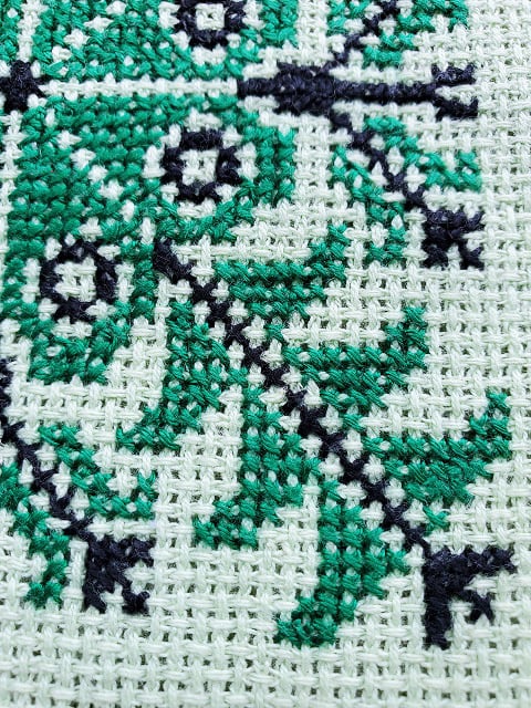 ハンガリー刺繍 クロスステッチ グリーンと黒の刺繍 CRC20003 | kacsa