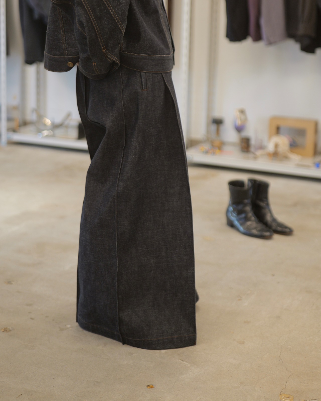 予約販売 | i’m here : - “BOX” DENIM PANTS ：Navy｜13.5ozリジッドデニム／箱型シルエット／1パーツ構成／スクエアシルエット／レザーパーツ