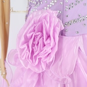 社交ダンス 衣装 スタンダードドレス ワンピース ドレス スタンダード ラベンダー 紫 フリル フロート デモ 競技 ダンス パーティ 発表会 レース 光沢 パープル系 フェミニン おしゃれ 可愛い ふんわり ショー 楽しい キラキラ 上品 輝き