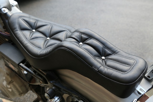 -03スポーツスター専用King&Queenシート［ボタンダウン］本革 (ssD01)【納期2週間】