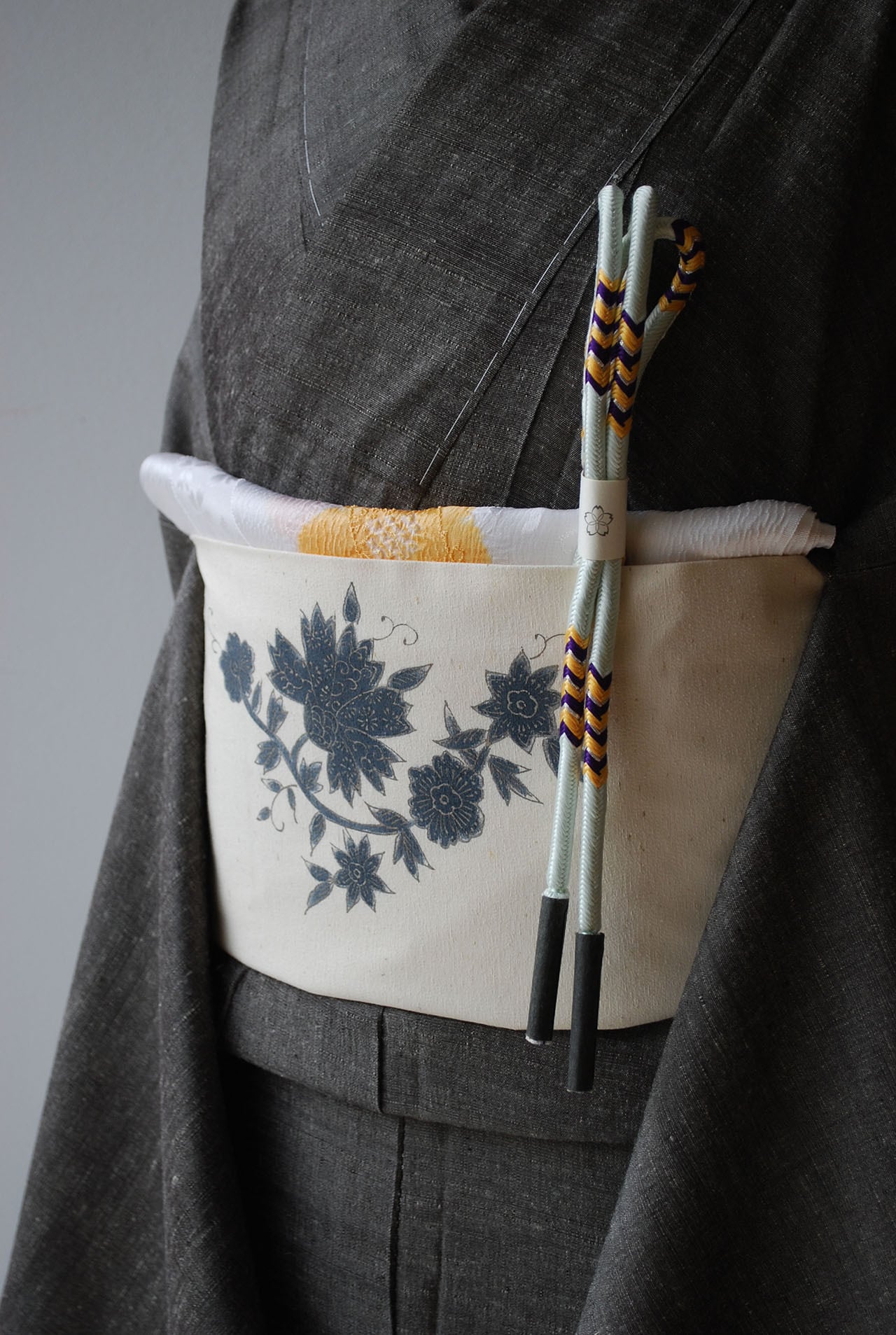 袷】黒紅色無地 結城紬 はたおり娘の証紙付き | 大山キモノ・ちぇら