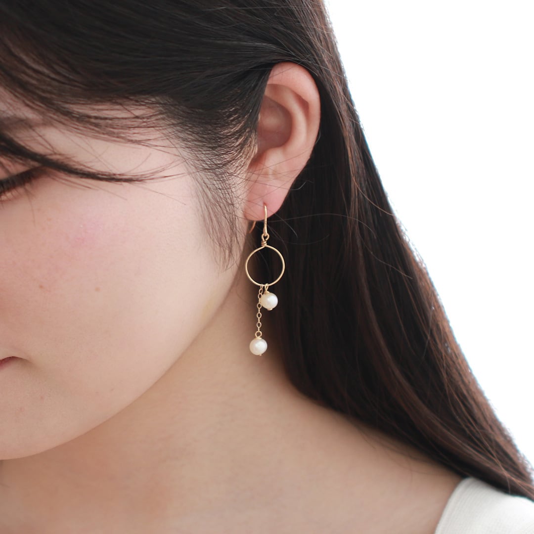 パールを揺れるエレガント使いで！ 005Anピアス 揺れるパール