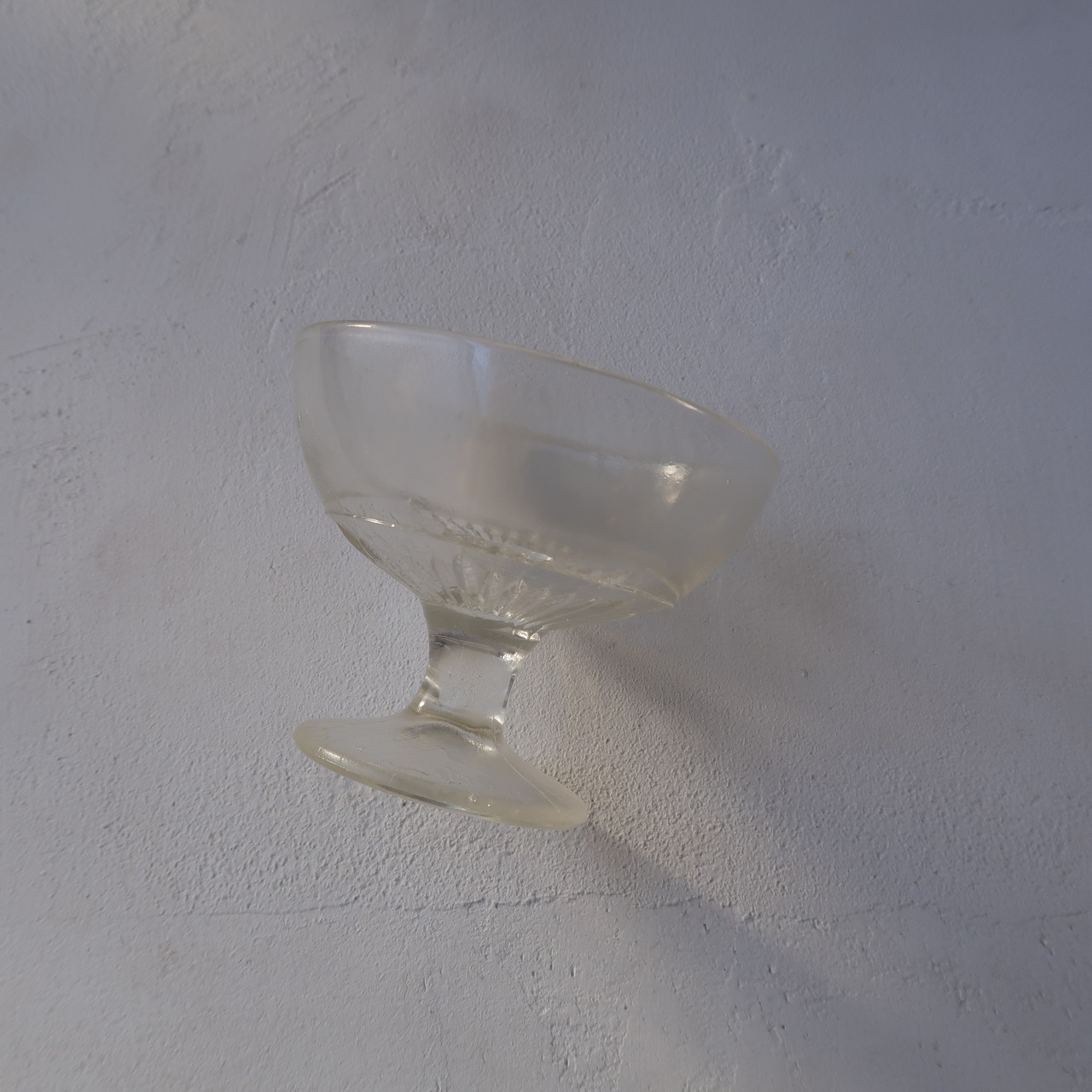 脚付きのアイスクリームカップ