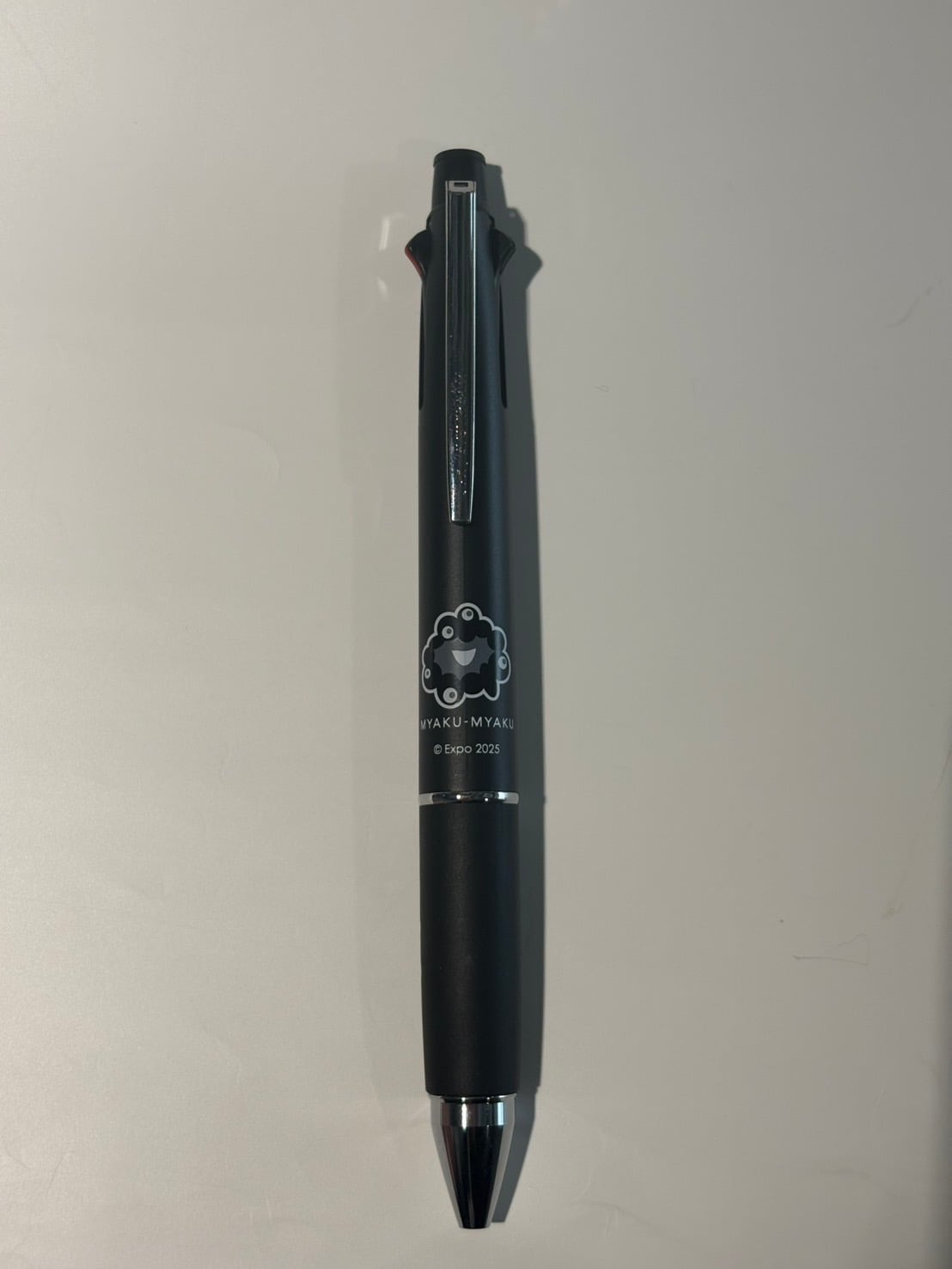 大阪・関西万博〉JETSTREAM4&1 顔 ver.黒ミャクミャク | ヘソ