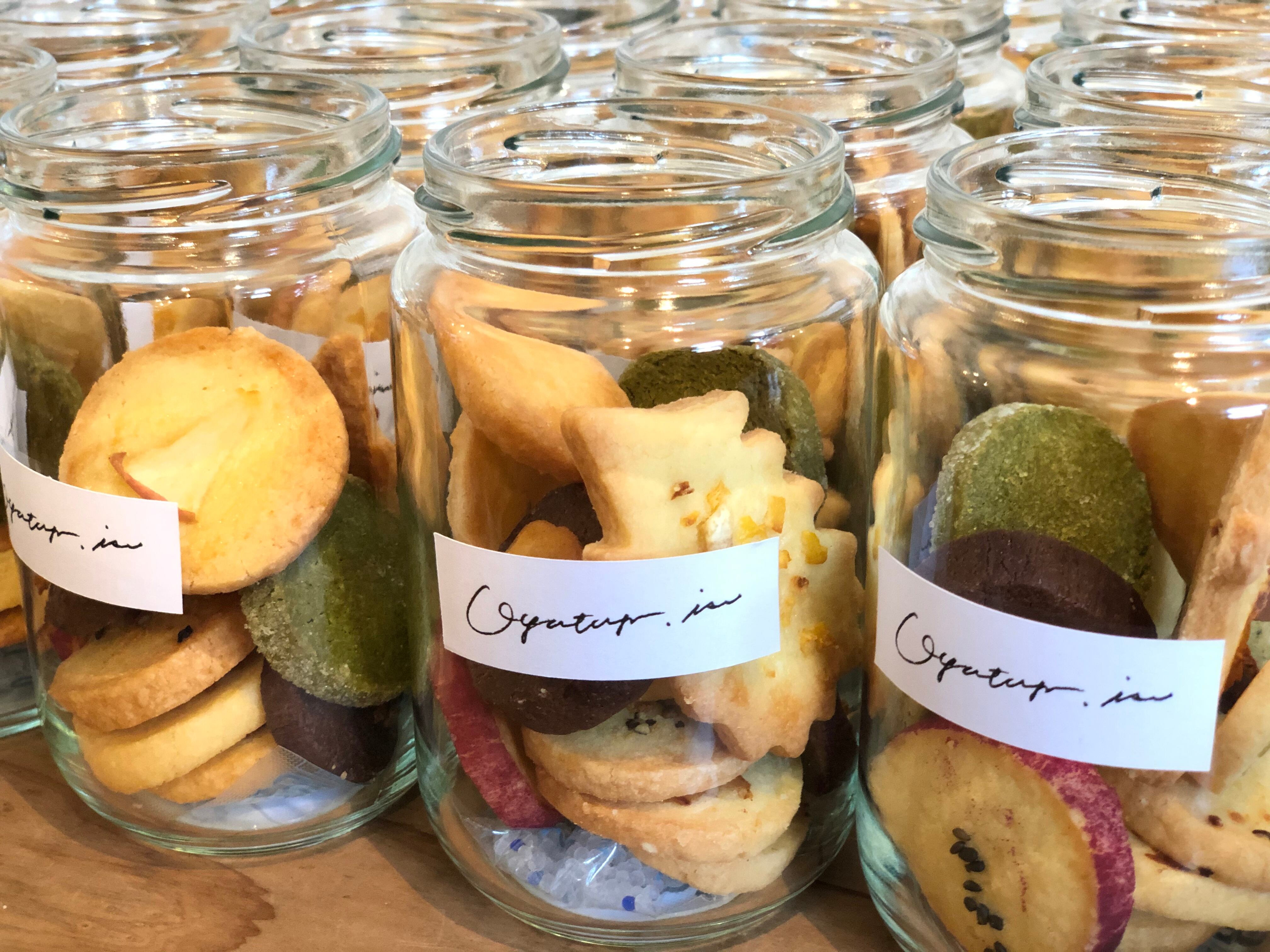 １８種のクッキーが入ったクッキー瓶 Oyatuya Isu