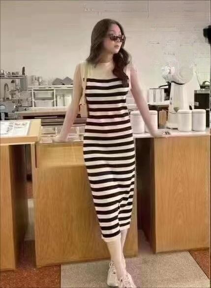 【新作】【送料無料】 2022 秋冬の新韓国の優しいスタイルラウンドネックコントラストカラーストライプスリムニットベストロングスカート 0242326669274