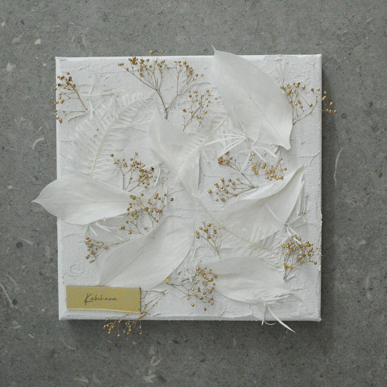 001_18cm×18cm_ホワイトリーフとゴールドかすみ草