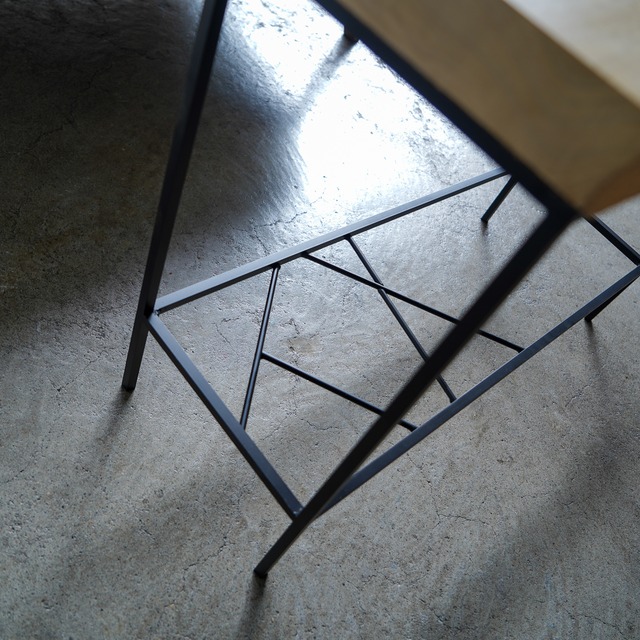 ニセアカシアのローテーブル 棚付き