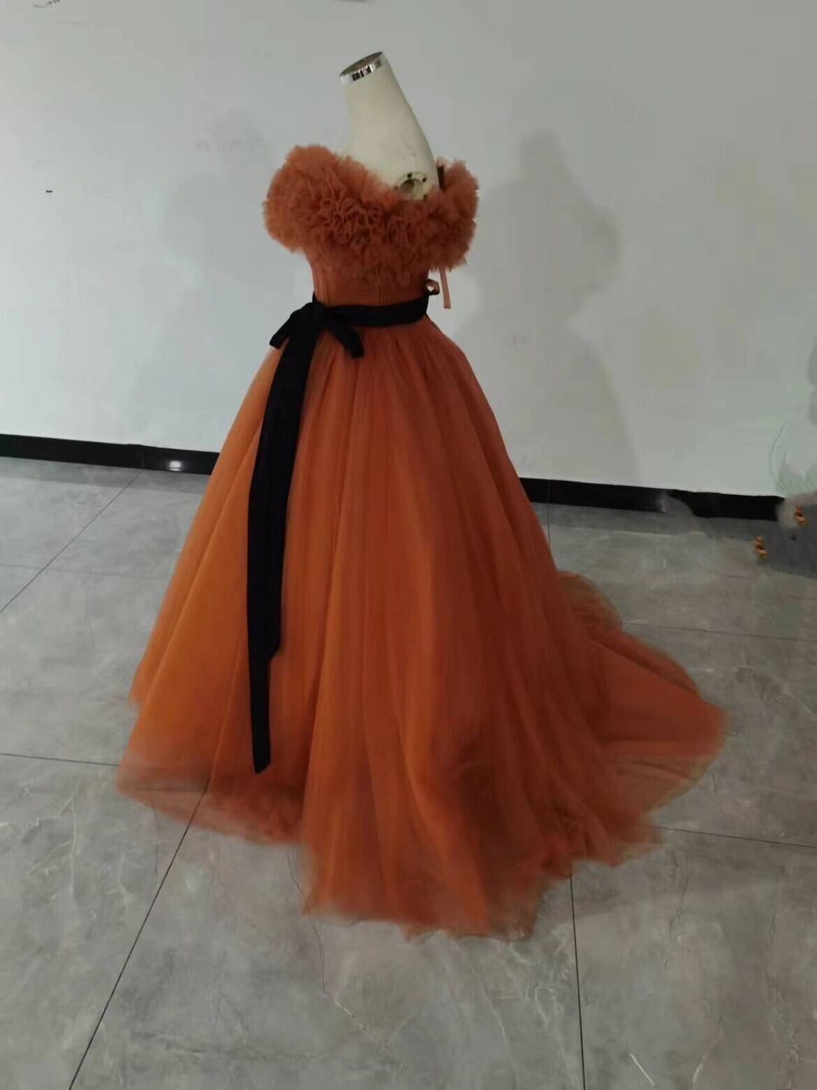 高品質！ パーティードレス テラコッタ色 トレーン ボリューミー  