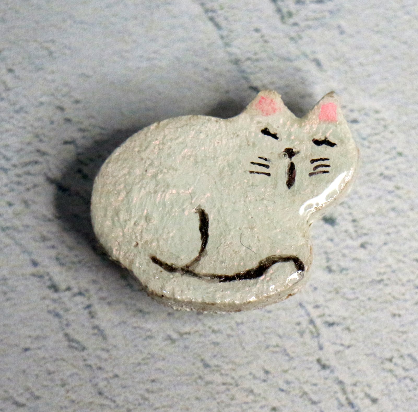 木彫り猫 丸まった猫ブローチ あくび白猫 | Pay ID 木彫り猫 丸まった猫ブローチ あくび白猫 | Pay ID