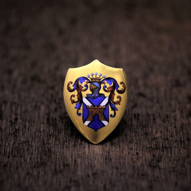 Coat of Arms Enamel & Gold Brooch　エナメルで装飾された盾のゴールドブローチ