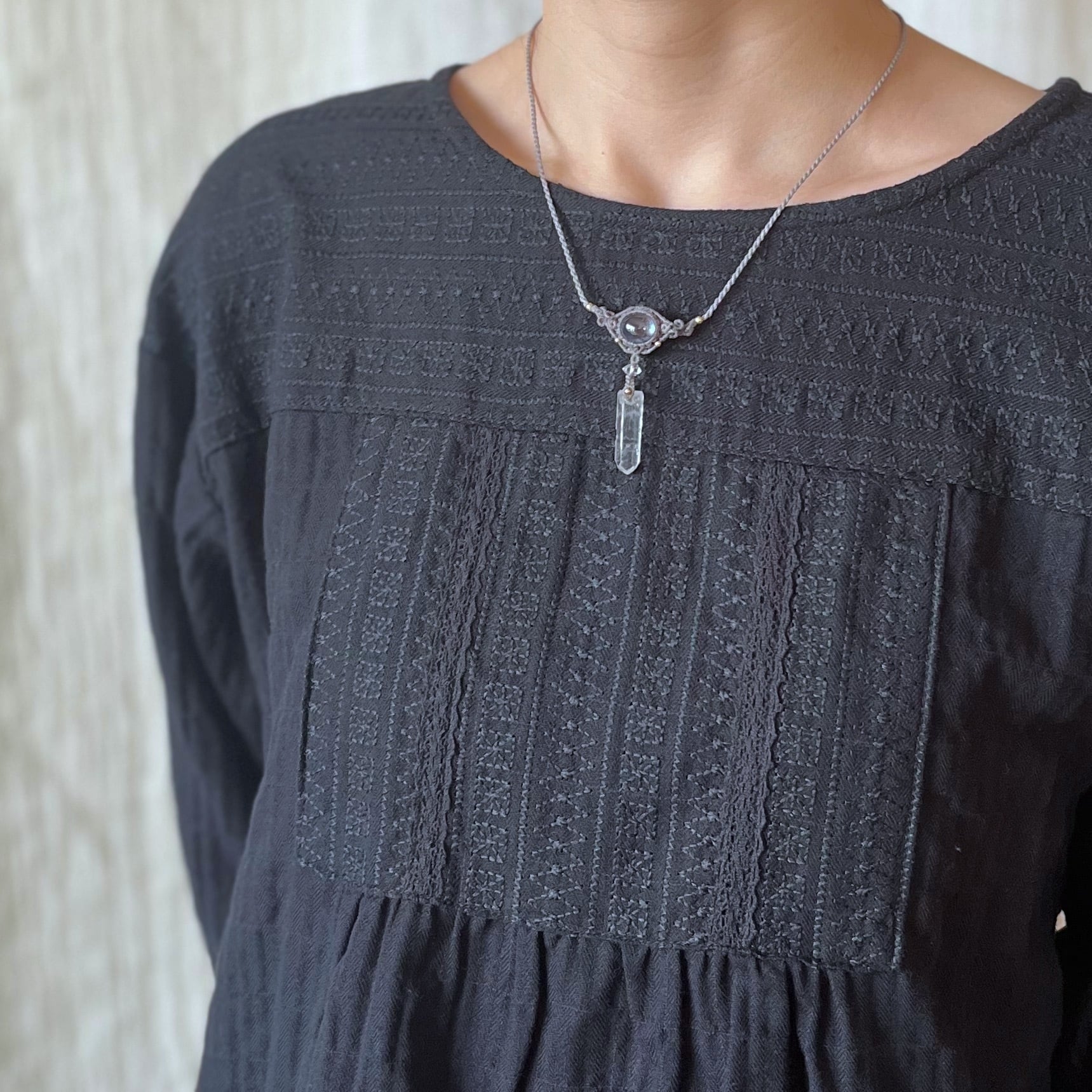 ヒマラヤ産クリスタル+サファイアのマクラメ編み 天然石ネックレス