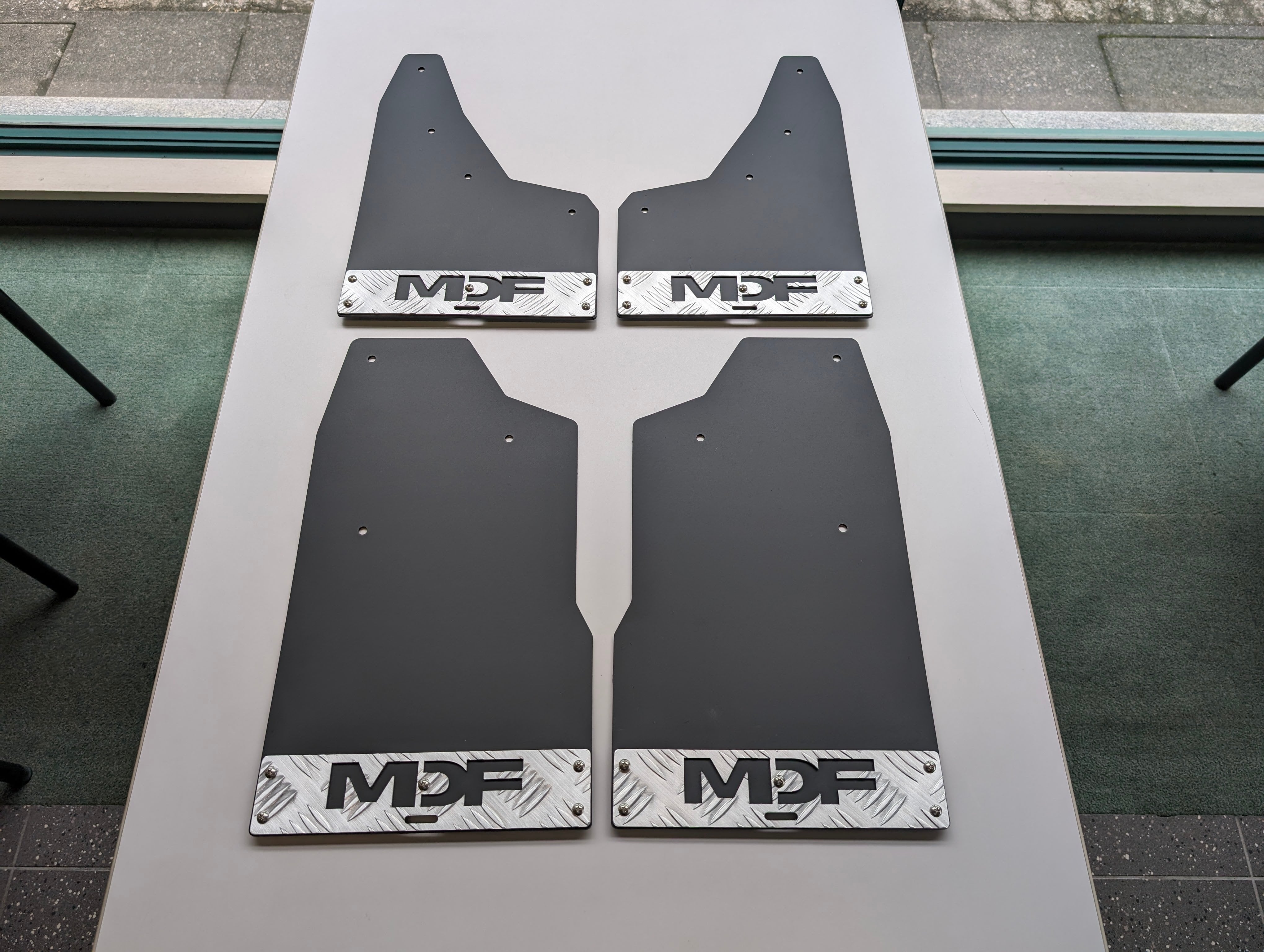 MDF デリカD:5専用オリジナルマッドフラップ（ブラック×シルバー