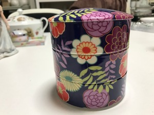 磁器の三段重（和柄）