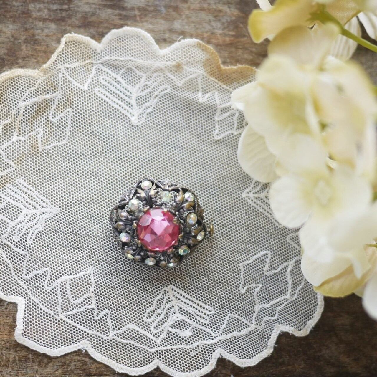 ドーム型ピンクガラスブローチ フランス