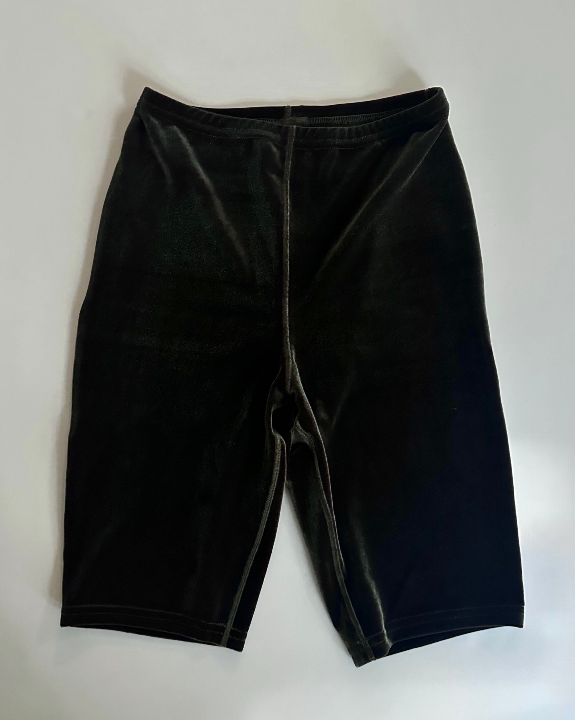SIMONE WILD】VELVET SHORT/OLIVE GREEN | TOLMA