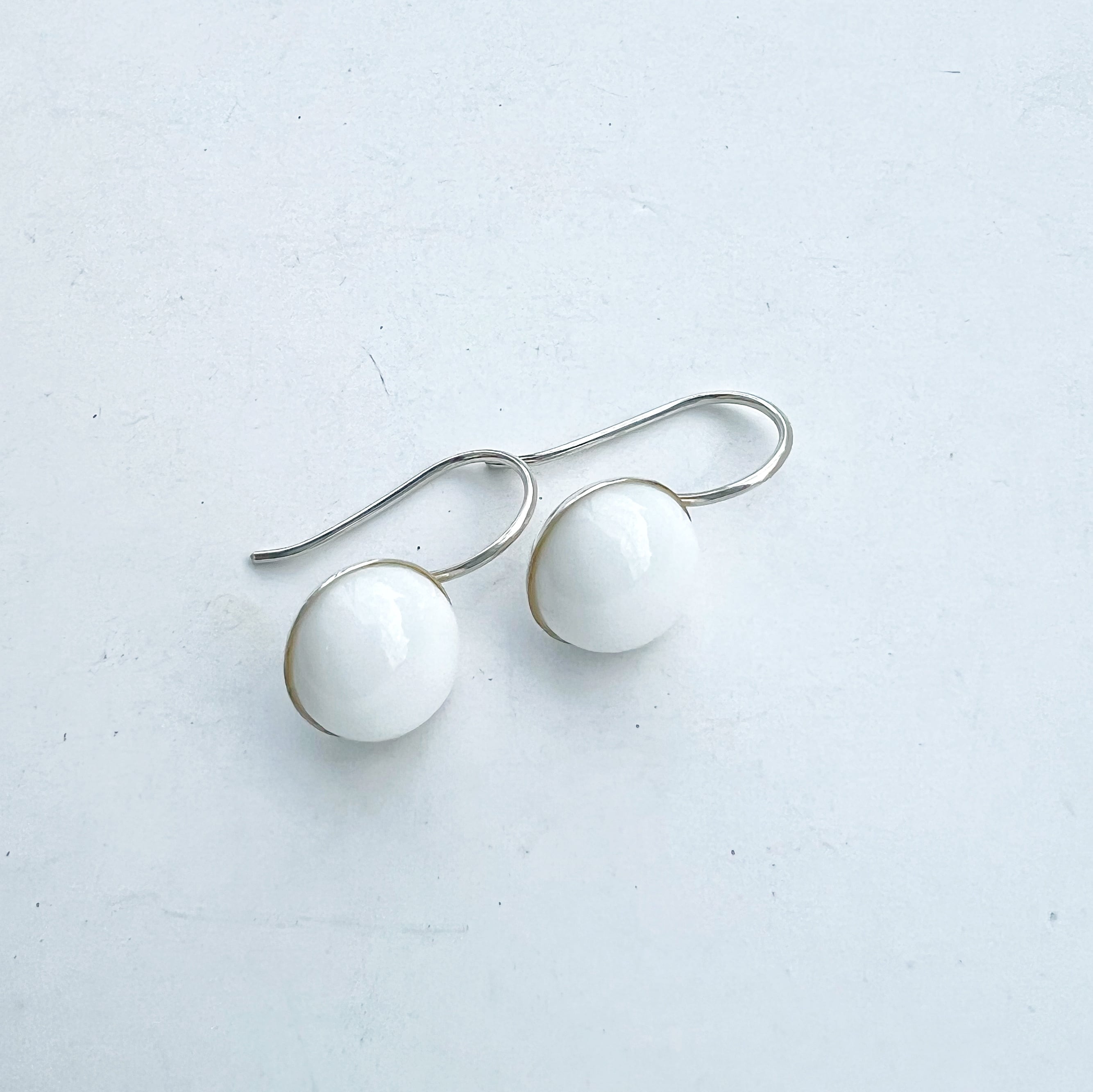 ホワイトアゲート ピアス EQUINOX - ピラミッド ホワイトアゲート ピアス